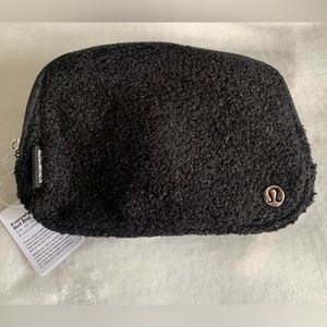 NWT Everywhere Belt Bag 1L
Fleece